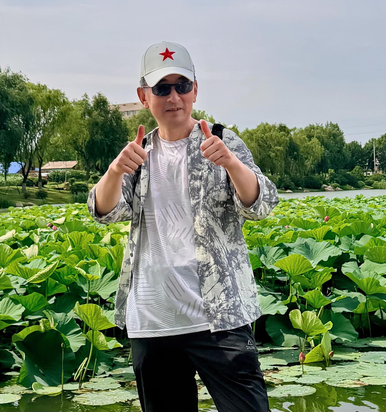 ～出书记～

我精心准备了两本小说集，给我打电话的都是自费出版公司，这很讽刺！我