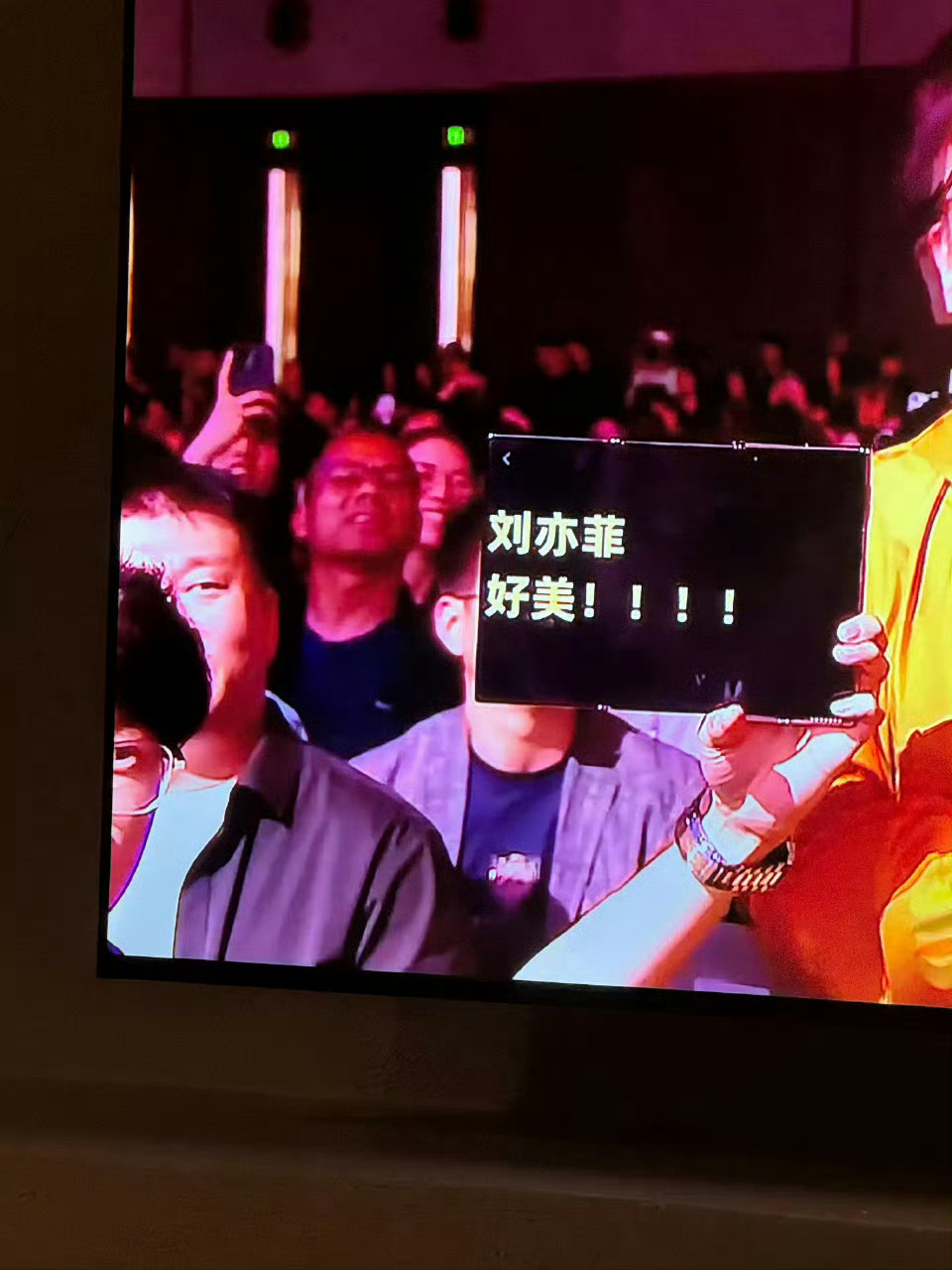谁举的刘亦菲好美谁举的刘亦菲好美啊，哈哈哈哈，我的心声！！[举手] 刘亦菲戴墨镜
