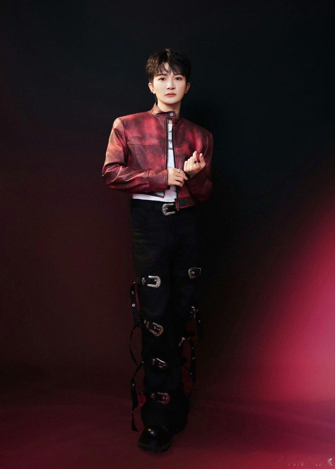 周深上一首破碎人夫下一首野猫挠人 谁懂啊！周深这周用声音演绎了爱的AB面。《怜悯