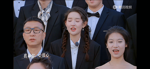 王玉雯唱我和你哭了 王玉雯站在长城下唱《我和你》，眼泪里藏着多少情绪啊，熟悉的旋