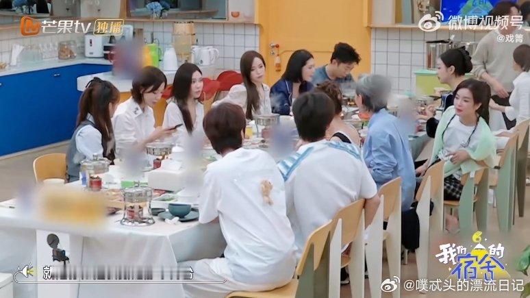 李晟罗予彤浪姐舞台耳返没声音 我们的宿舍 李晟聊浪姐合作舞台，与罗予彤耳返没声超