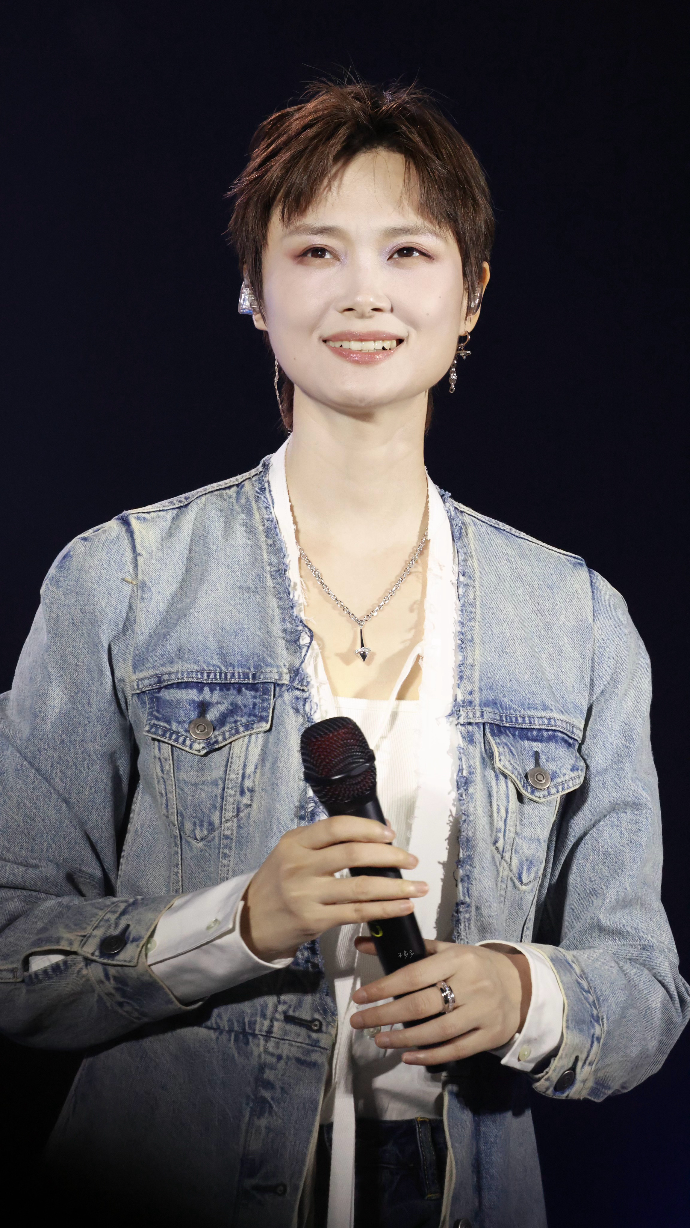 李宇春—20260718 张北草原音乐节—七月 晴天 风吹过发亮的田野脏的跑鞋跟