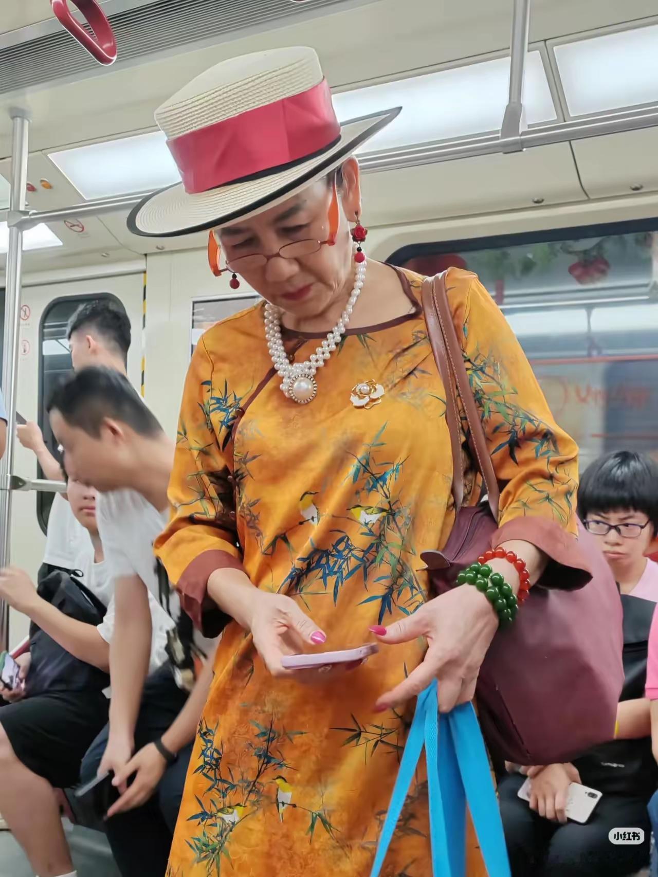 网友称：单看这打扮，就晓得是体制内的。体制内的大妈真就喜欢这般艳丽的装扮吗？
的