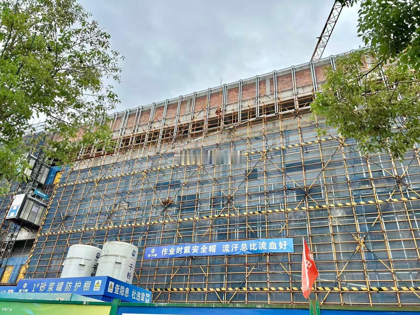 福州白湖亭sm商业综合体开始上装玻璃幕墙了 进度喜人 