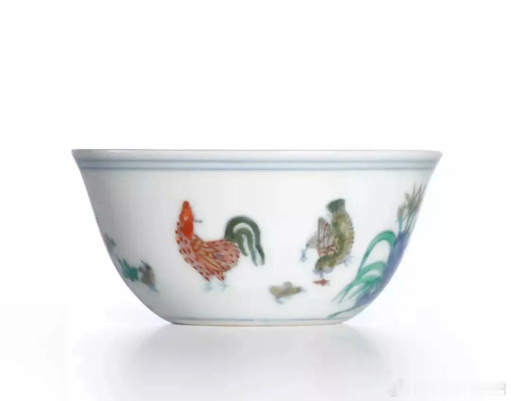 文物历史知识斗彩鸡缸杯是明代成化年间御窑厂烧制的酒杯，是明代成化斗彩瓷器的代表作