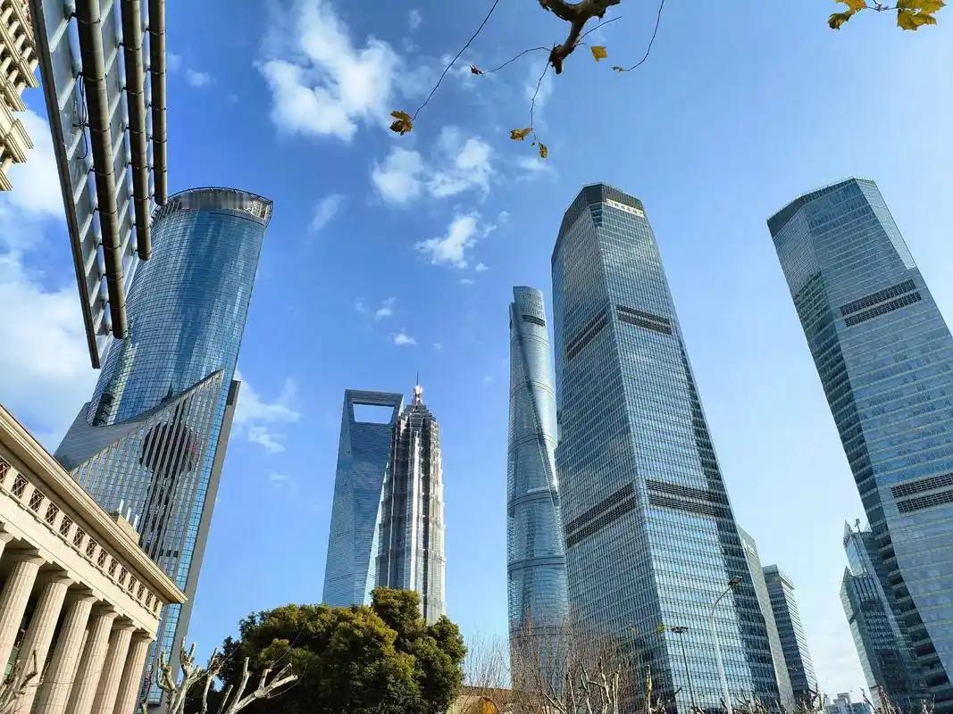 上海踩着“红线”，固守“经济第一城” ，可行吗？
2026年第一季度，上海实现地