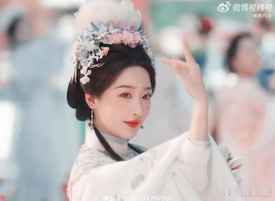 邓恩熙新剧美人一大跳 花开锦绣里面邓恩熙的古装氛围感十足，眉眼灵动温婉，把高门小
