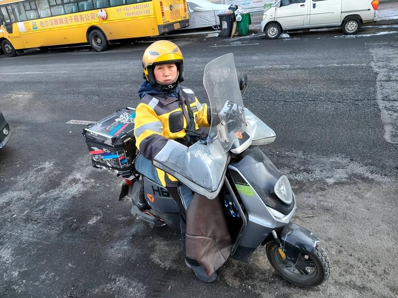 有人疑惑，外卖、网约车工作风吹日晒、奔波劳累，有时还要面对顾客的不理解，为什么还