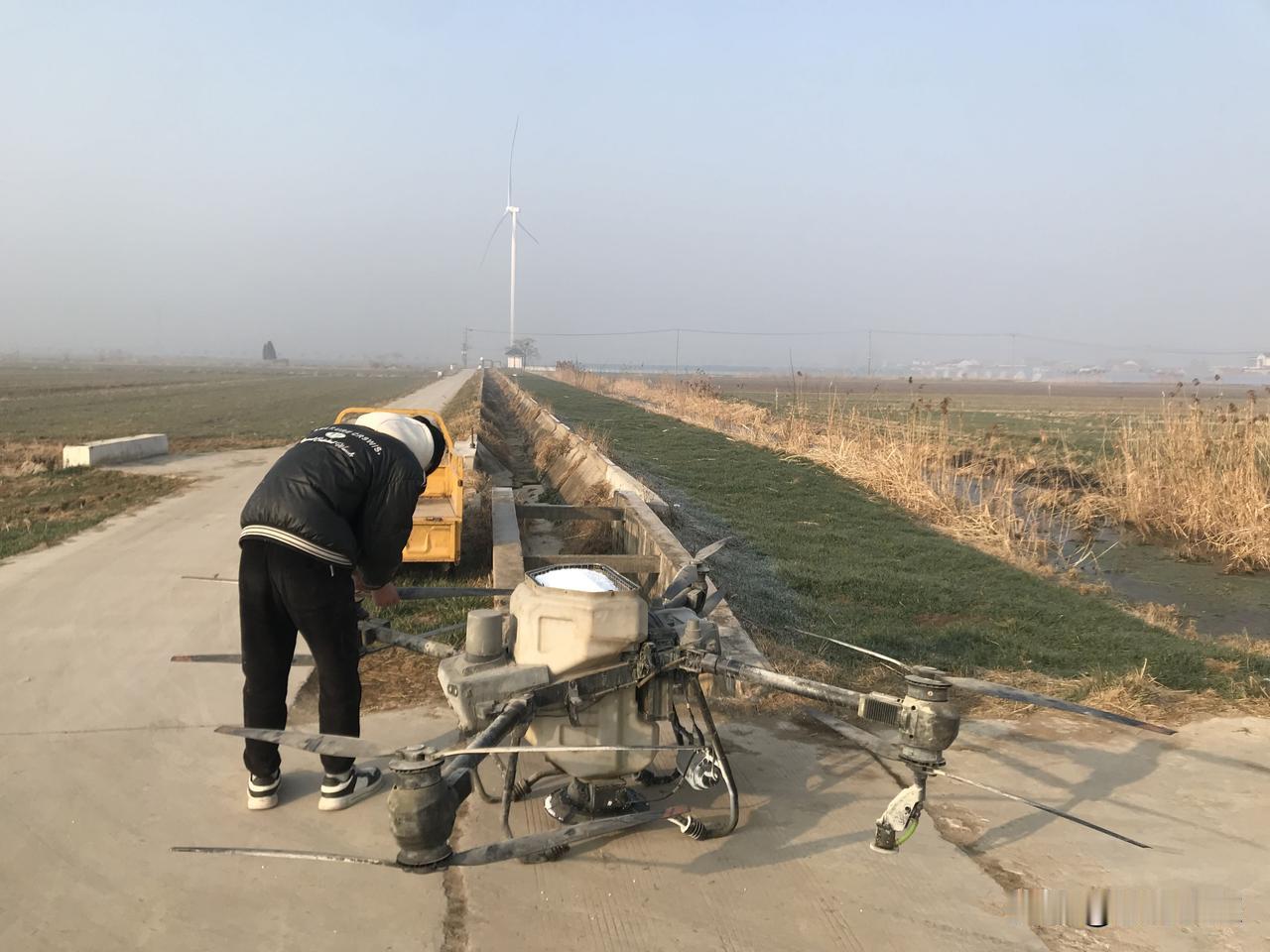 无人机为麦田施肥。一次可撒化肥100斤，用时2分钟左右，省时，省力，效率高，效果