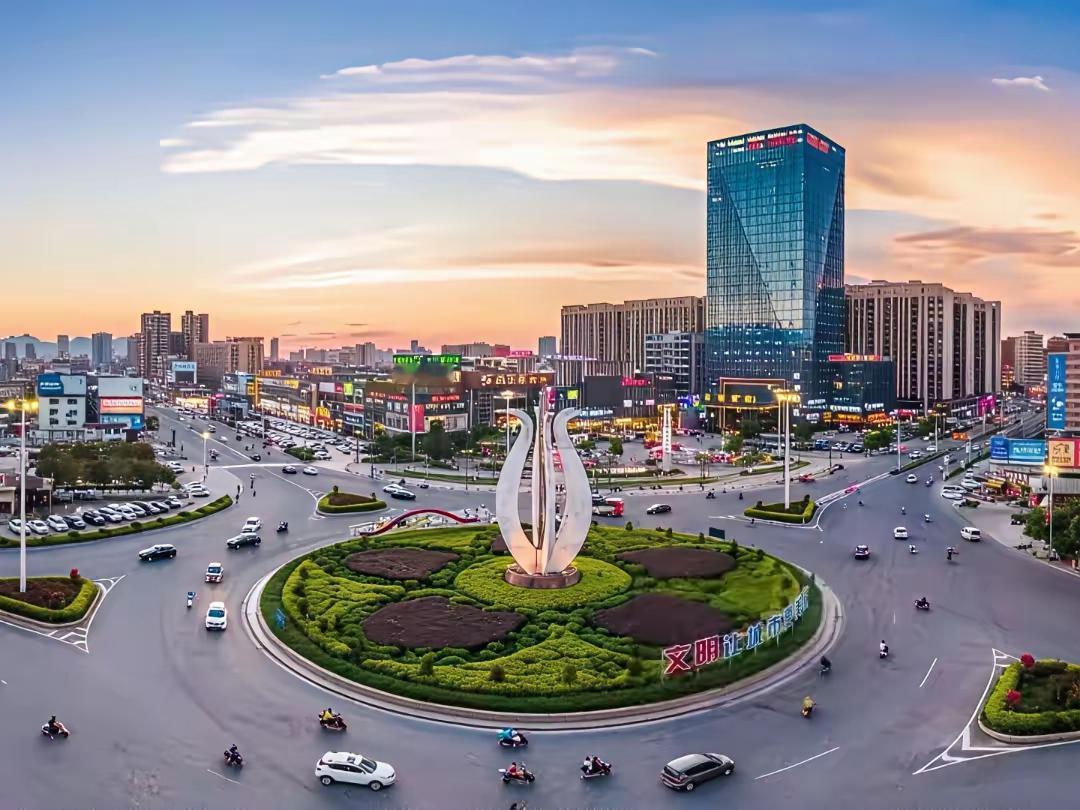 普宁是广东老板最多的县级城市，不接受反驳。普宁别看人均GDP很低，这里遍布工厂，