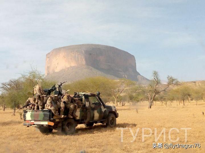 在非洲的俄罗斯雇佣兵谈越野车

据说在中非共和国有传言称，当你转换到另一个地点时