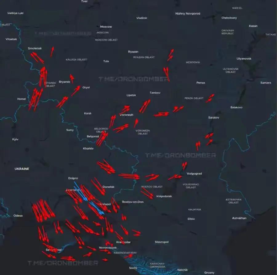 乌军最近打击俄军的目标，就是三样轮着来：炼油厂和输油码头、导弹零部件生产设施、化