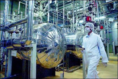 浓缩铀是伊朗对抗以色列的压箱底货；霍尔木兹海峡是伊朗对抗美国的定海神针。
这两样