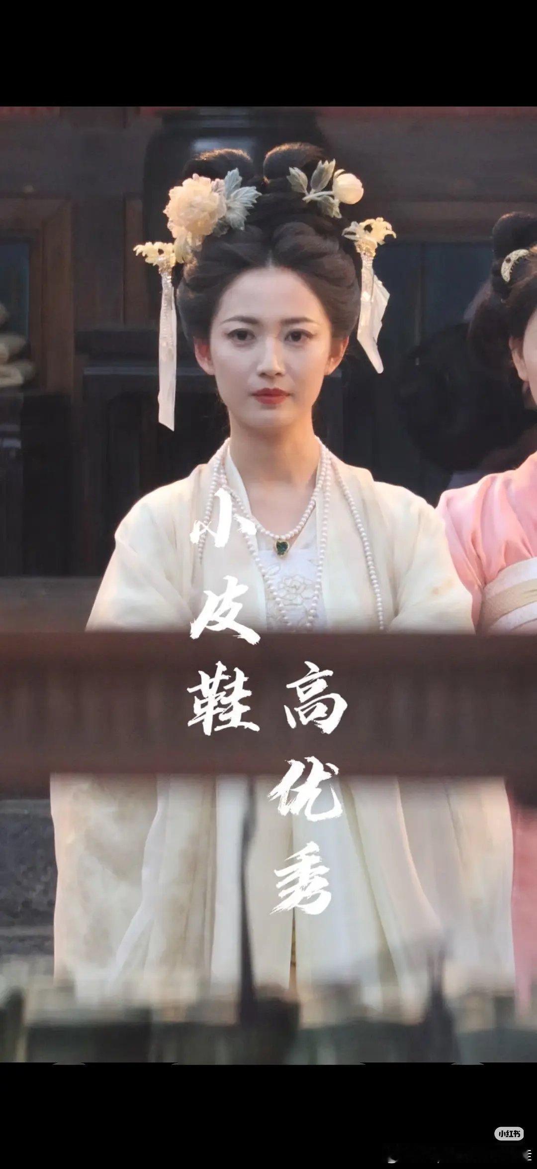 于正又在暴殄天物，陈钰琪这么漂亮居然也得罪了造型师，两鬓各贴一张餐巾纸是啥意思？