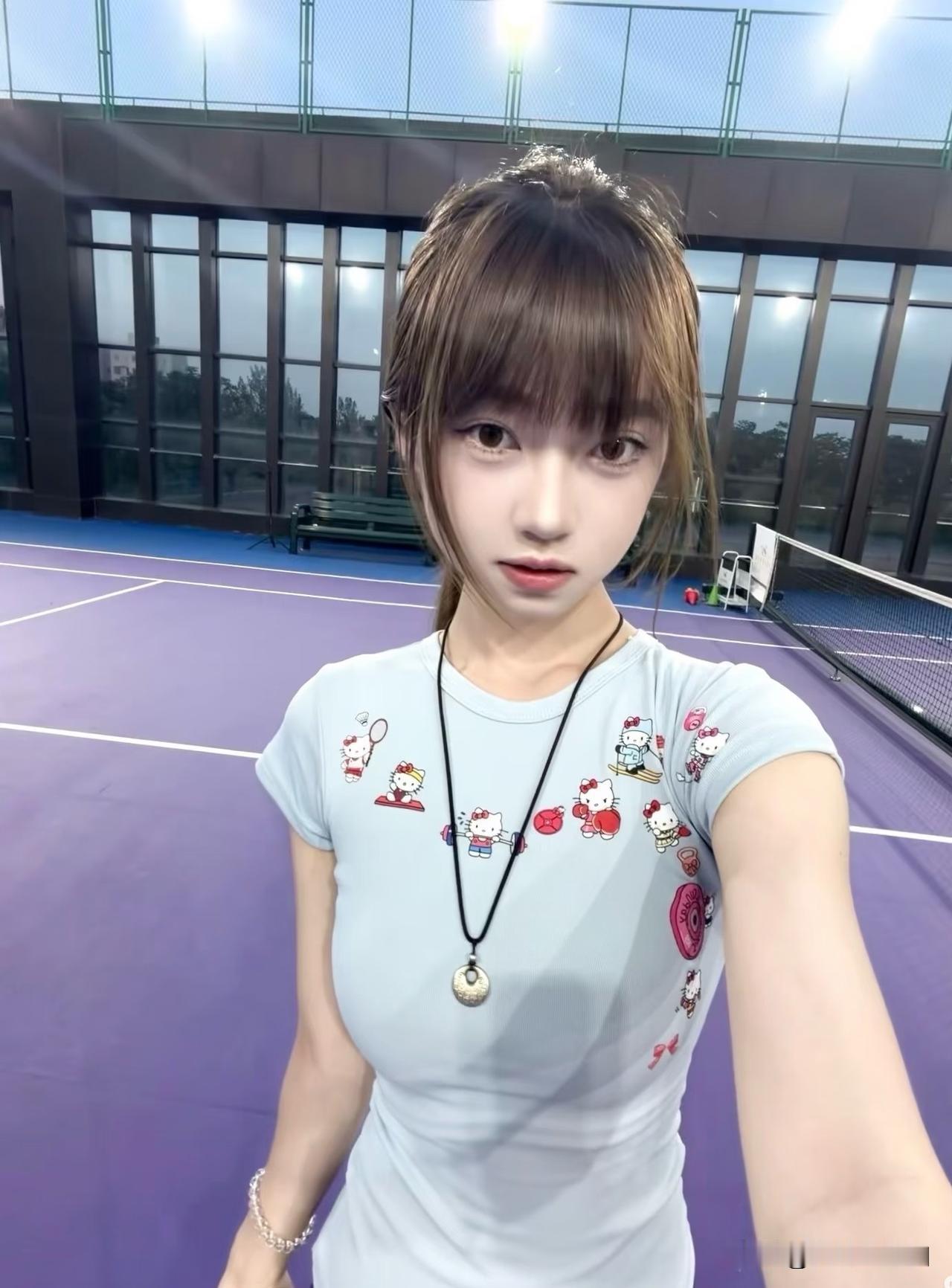 元气少女在网球场自拍，Hello Kitty 元气满满！🎾💖