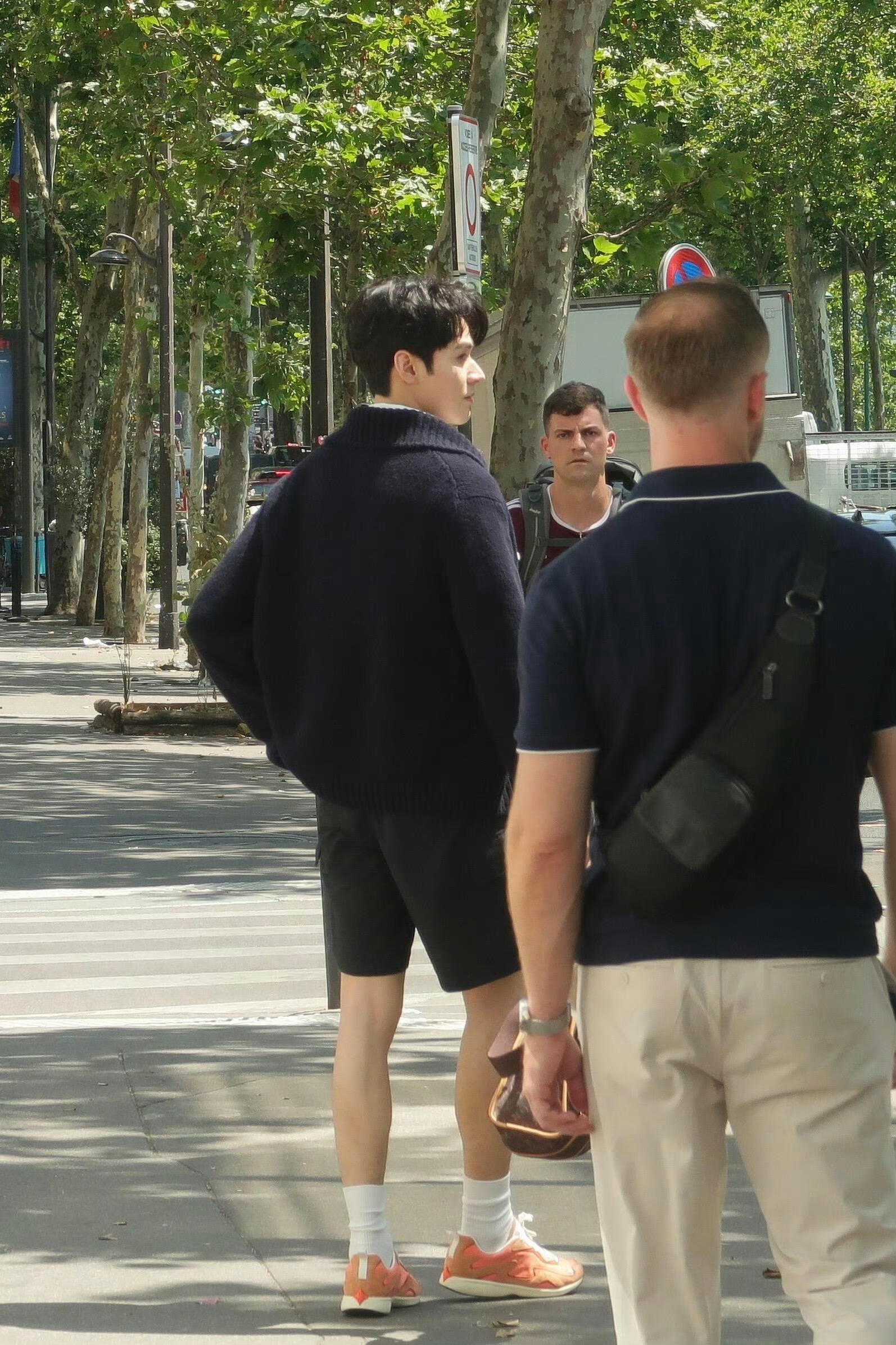 龚俊这是偶遇还是街拍谁能想到路人随手抓拍都能这么出圈，龚俊真人颜值身材完全超出预