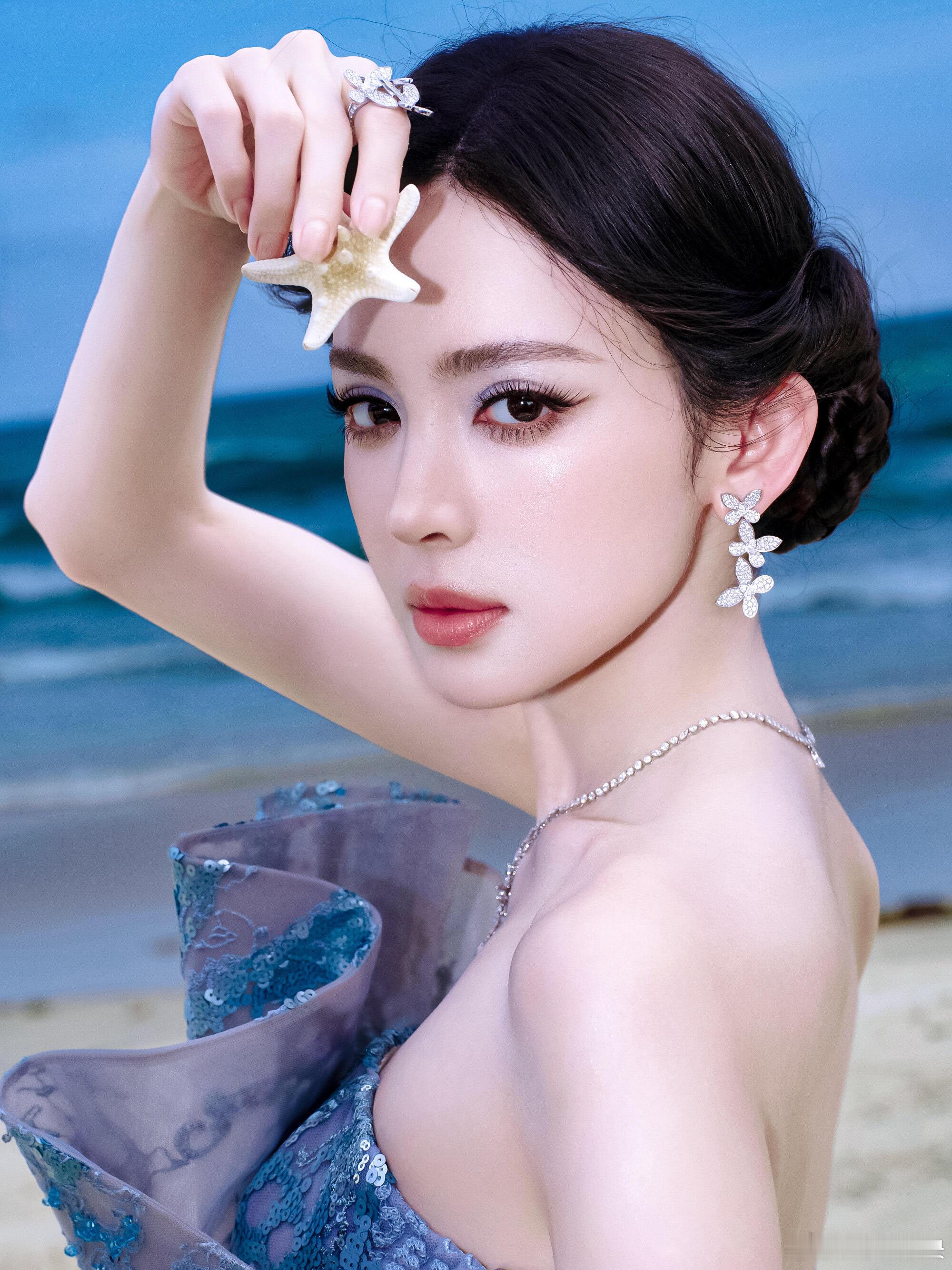 女明星到底有没有衣服选择权古力娜扎有这个颜值在穿什么都赏心悦目，完全女神来的 