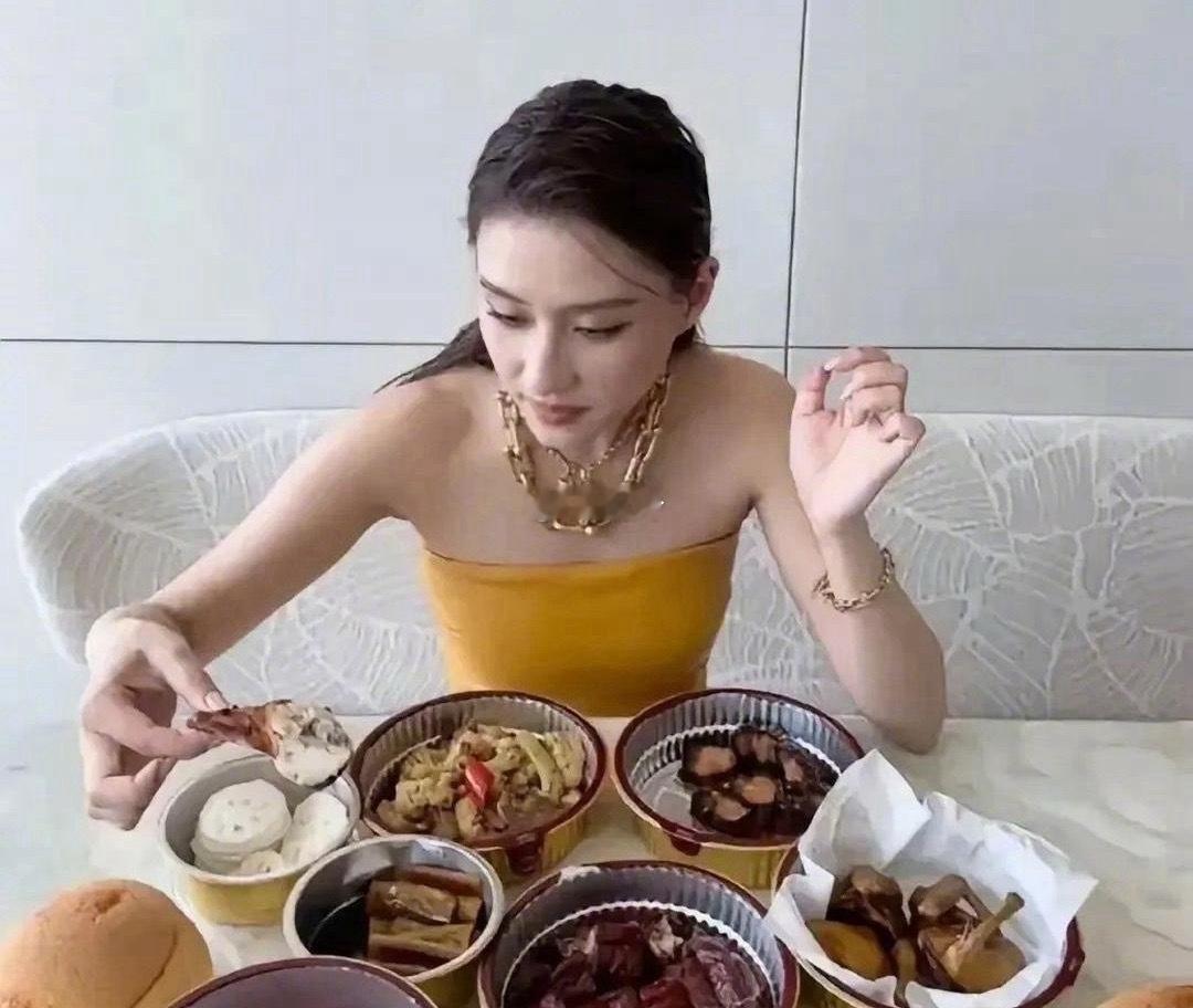 富二代何超莲的下午茶 贫穷限制了我们的想象 