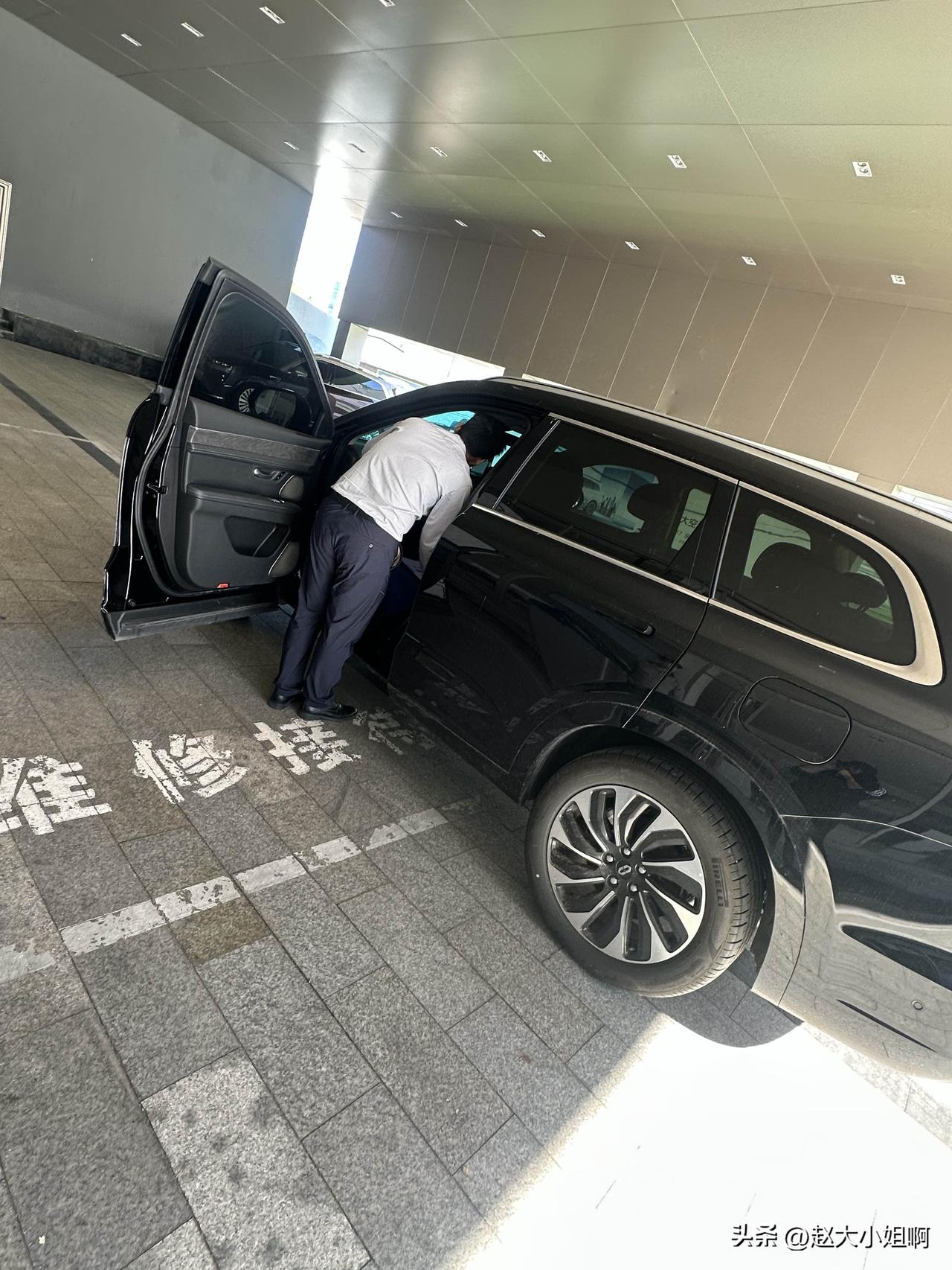 把我的“小康”送到了保养中心交到工作人员手里。
咔咔咔费用单打出来，签字认可。
