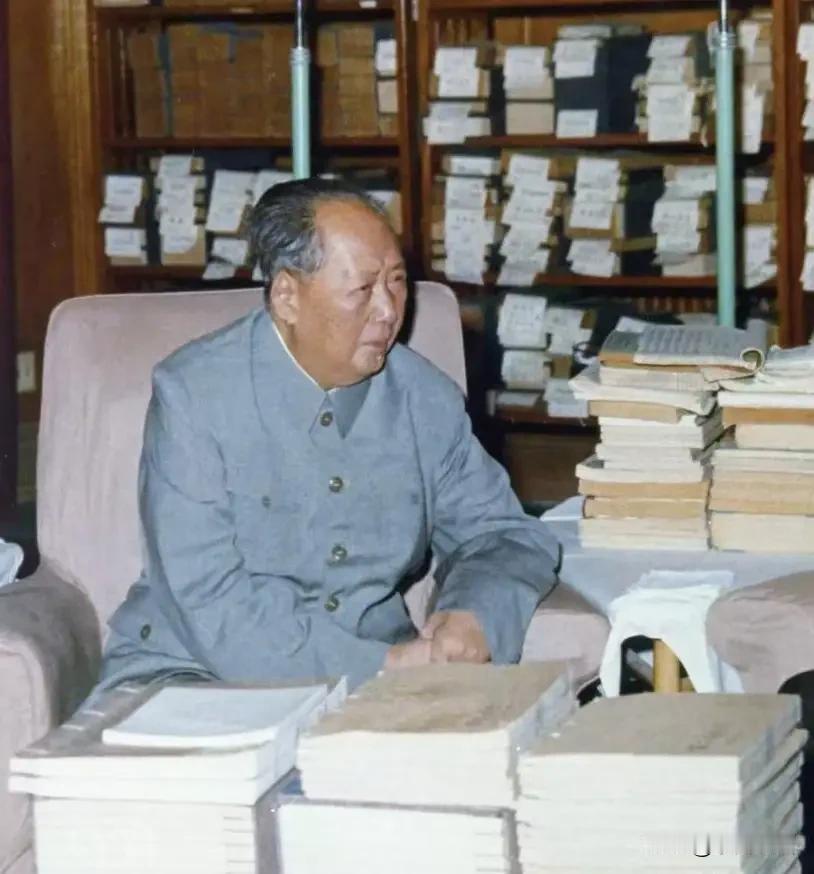 1956年全面推行工资制度改革前夕，毛主席特别指出涨工资“主要加在下面，加在工人