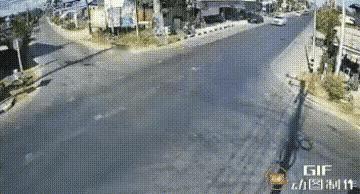 十字路口，三辆车没有一辆减速观察的，英雄“惺惺相惜”啊