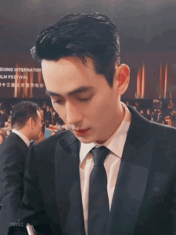 我敢说很多人对朱一龙声音的魅力了解得还远远不够，他那张颠倒众生的脸，还有那双会说
