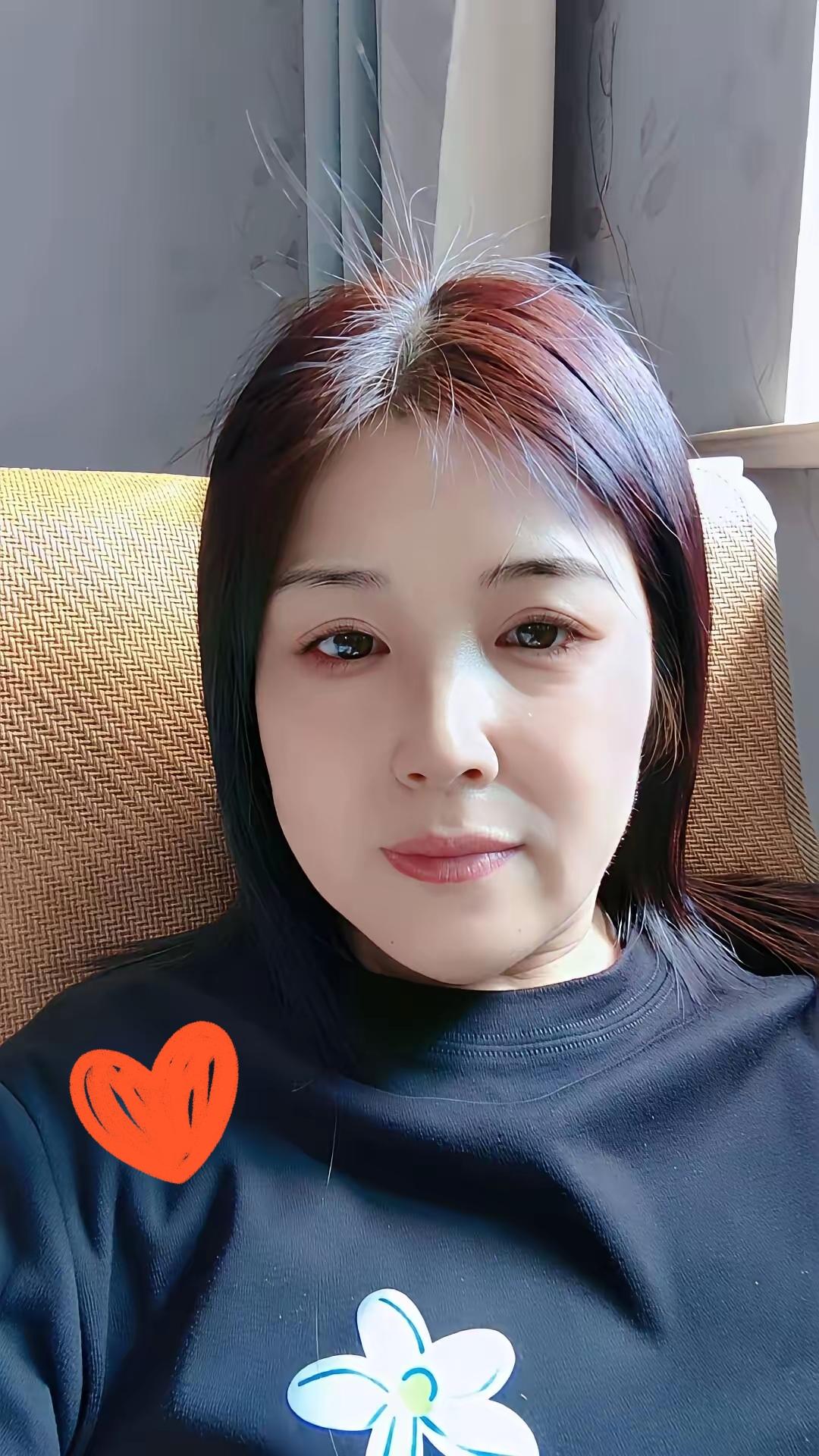 都说婆媳是天生对头，我家这位却让我彻底改了观！每次和儿子儿媳出门，我那媳妇准保亲