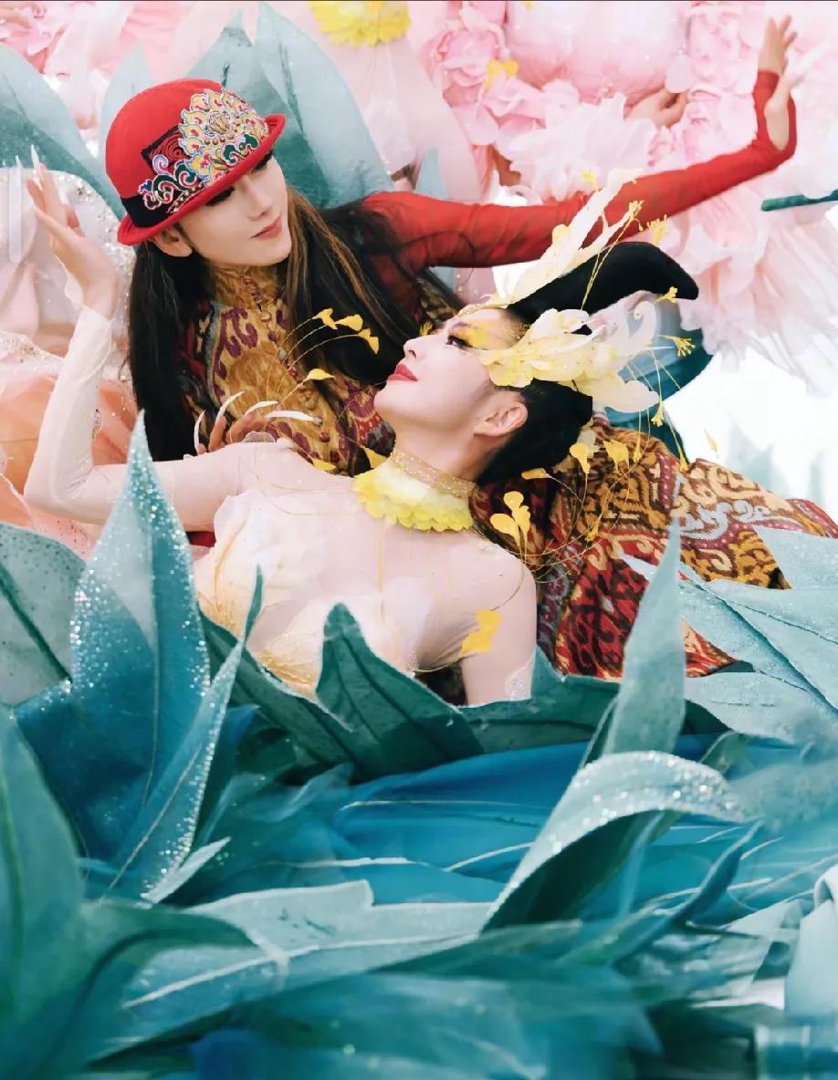 河南春晚上最高兴的人不是编剧杨丽萍，也不是河南卫视，而是演绎花开富贵的佟丽娅。