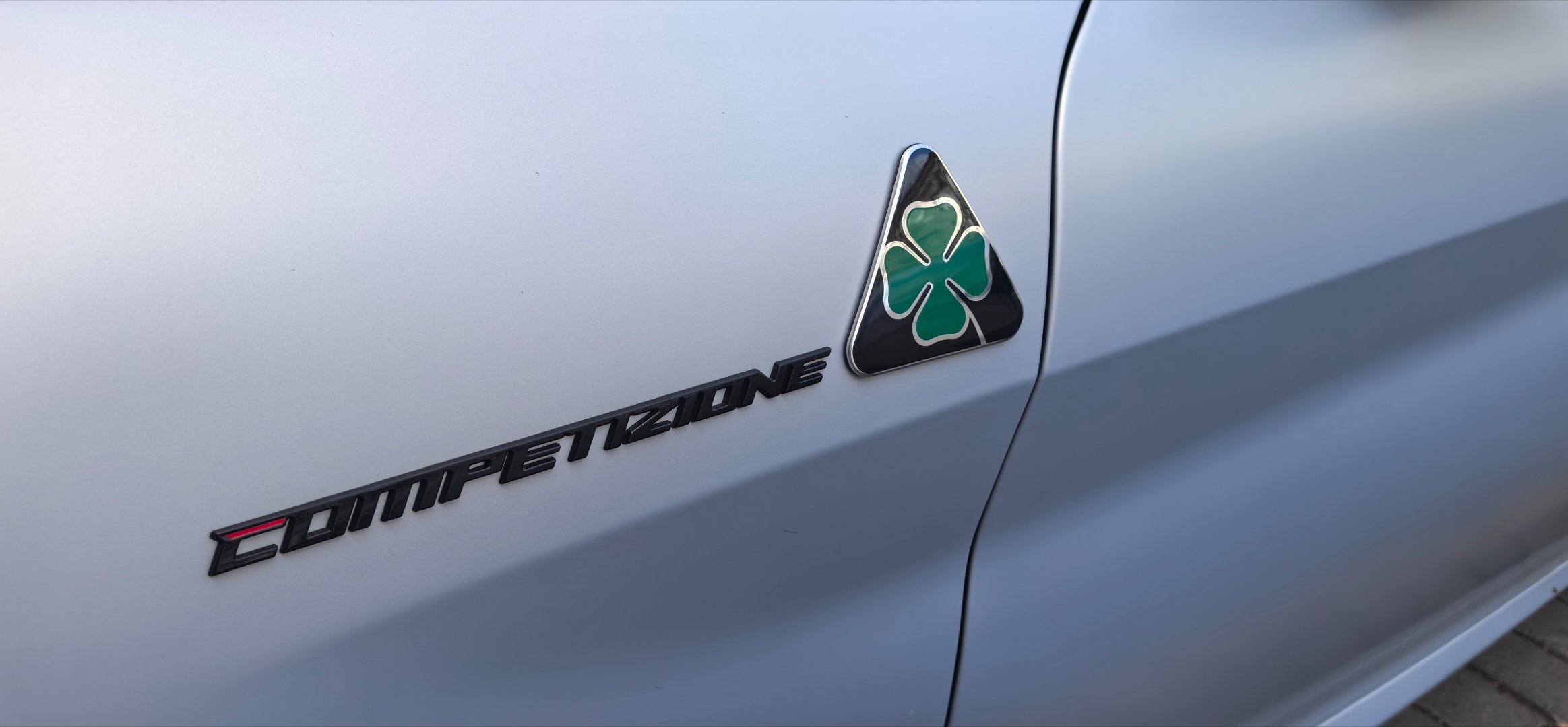 拉萨 街头的四叶草，就算logo是自己贴的，普通版应该也是唯一一辆藏A吧！阿尔法