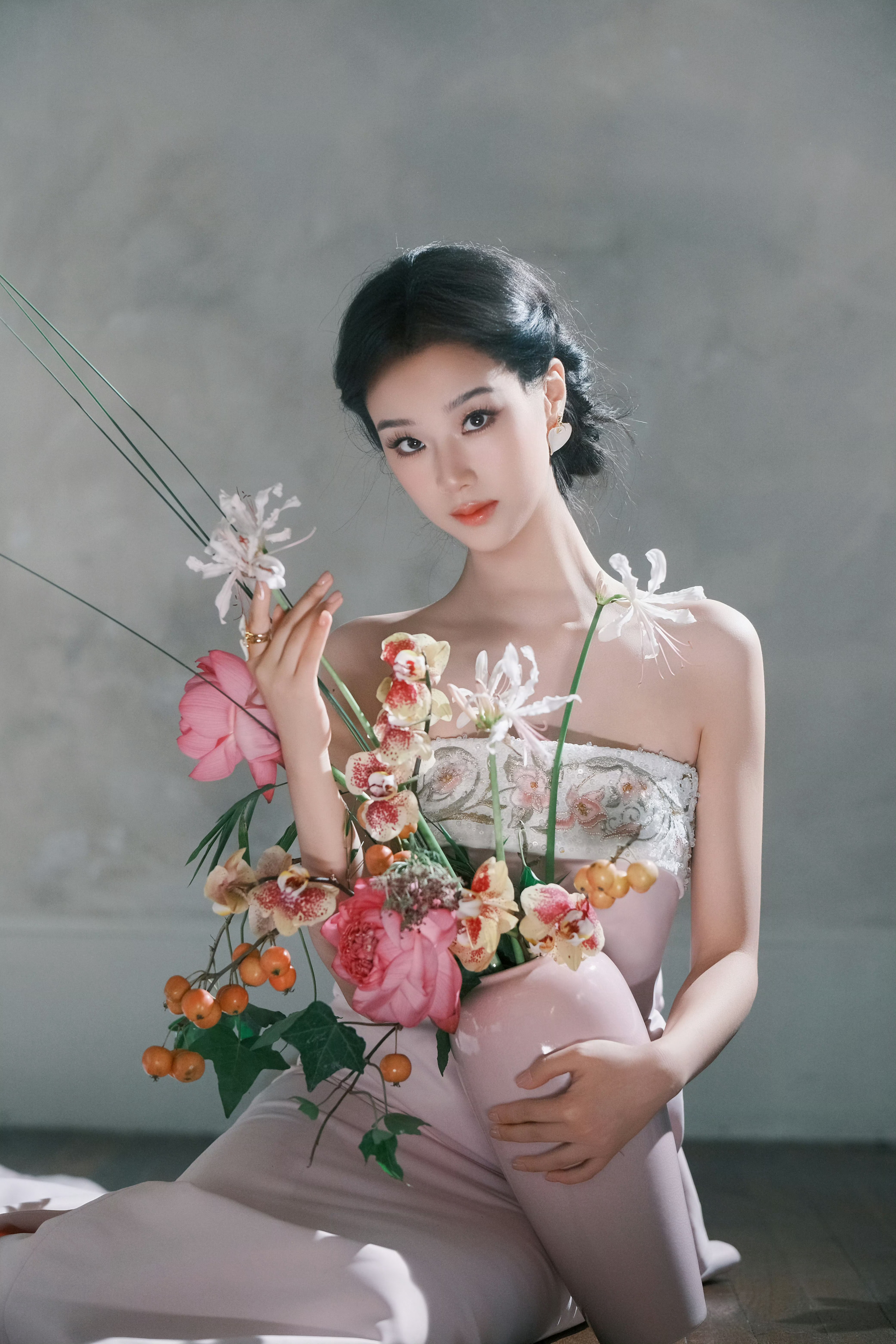 王小亿粉瓷美人🪭纤细天鹅颈完美衬托盘扣衣衫，素手轻执团扇，无需刻意扮柔，静静站