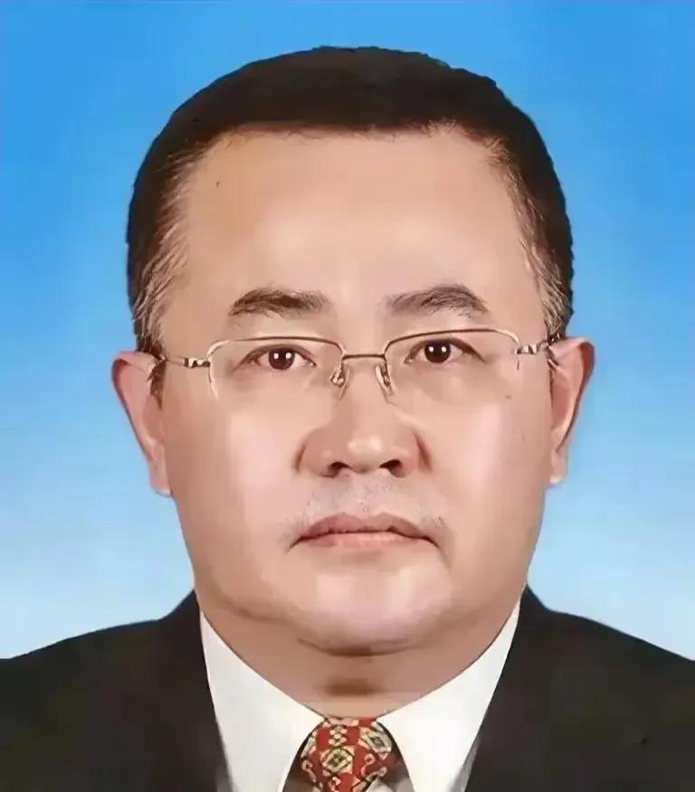 国有企业不应沦为少数精英的领地。在拥有千余员工的大型国企中，核心管理层虽仅数十人