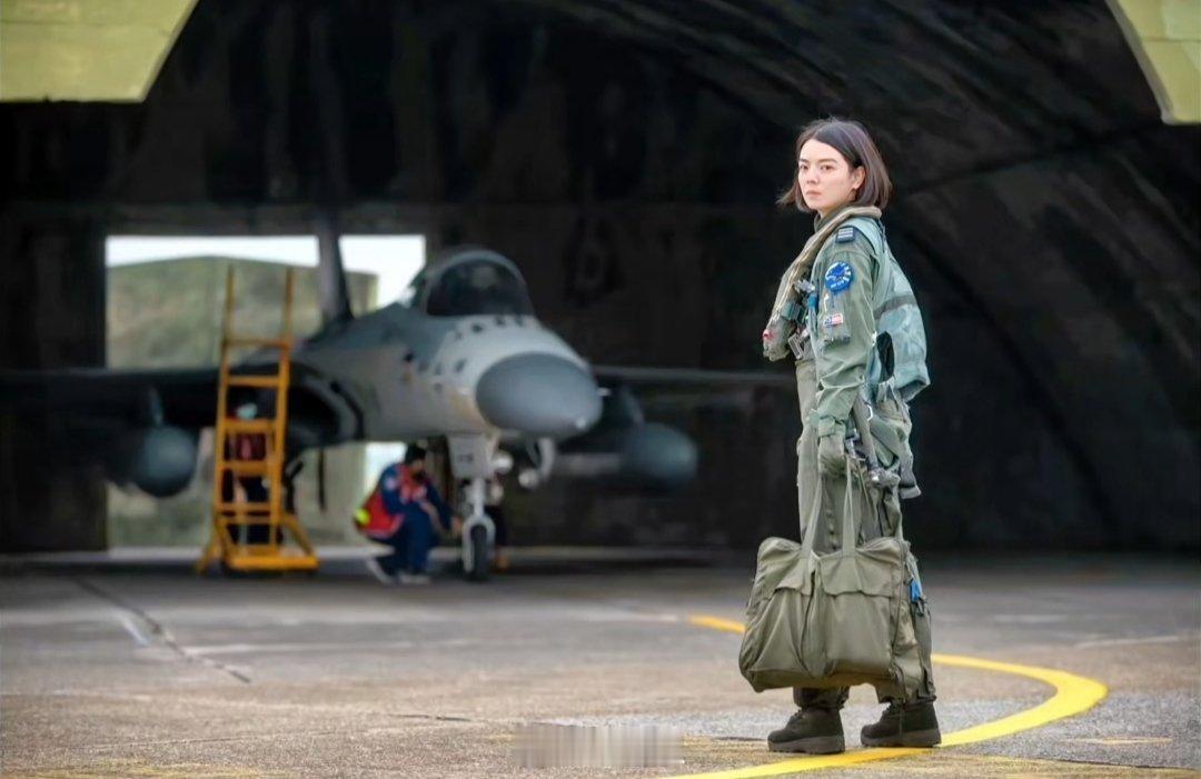 对岸的女飞行员郭文静称：只要长官敢下令，我将毫不犹豫地击落歼20 ​​​