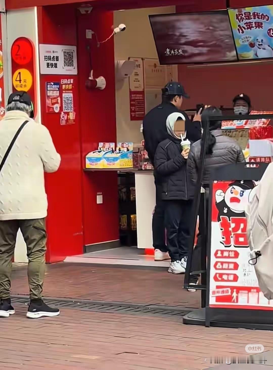 这就是天伦之乐吧
霍家出游，霍震霆喝孙子递来的蜜雪冰城
圣诞节，网友在广州的南沙