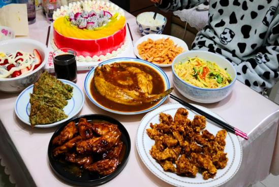小姑子给我老公打来电话，让我们周末过去吃饭，说外甥过生日，邀请我们过去吃饭，再三