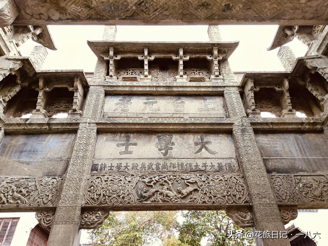 歙县许国石坊藏猫腻？嗑瓜子大爷一句话捅破！
 
站在许国石坊下刚要拍照，嗑瓜子的