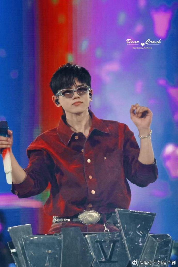  一个字概括张杰演唱会蹦迪环节 冲！热血氛围推着人向前冲，炫酷光影打造视觉盛宴，