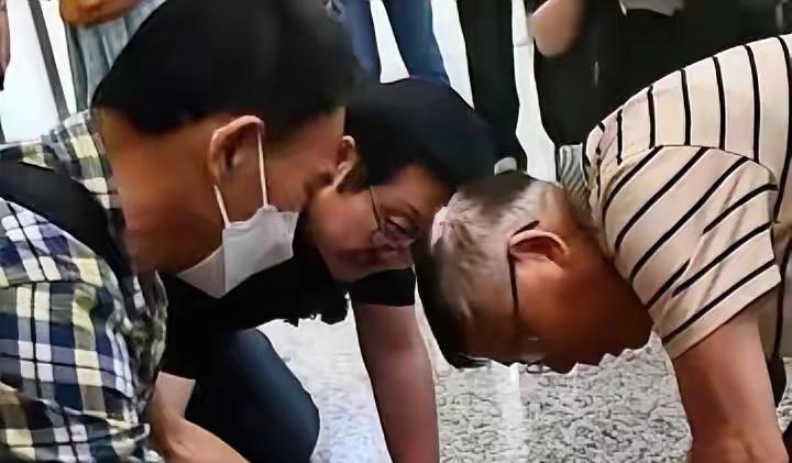 郑州高铁站，一抱着书包男子走着走着，突然跪在地上，朝着书包磕了两个头，大家以为他