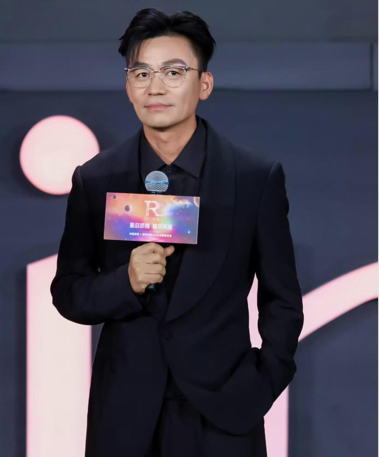 这谁能第一眼看出来是王宝强？宝强真的气质沉淀下来了，年轻的时候傻憨憨的，很喜欢他