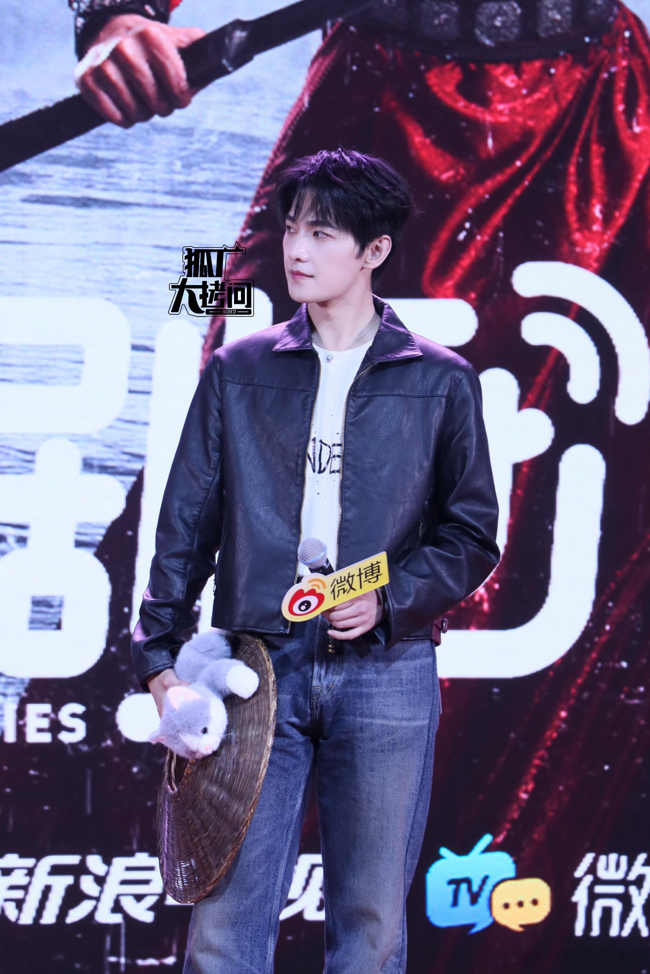 杨洋剧宣送黄金 杨洋《雨霖铃》剧宣送了猫包和黄金，展猫实锤🐱 