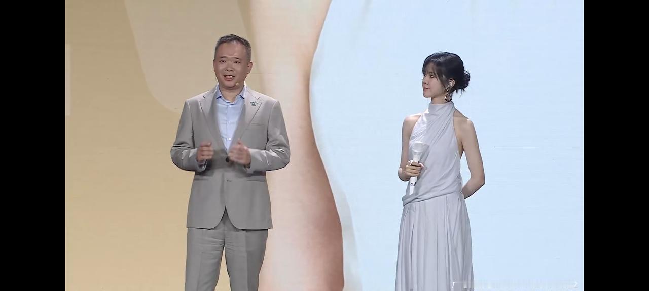 东风奕派M8发布会现场，舒享官郁可唯带来三首主打音乐，细腻治愈的声线自带柔光质感