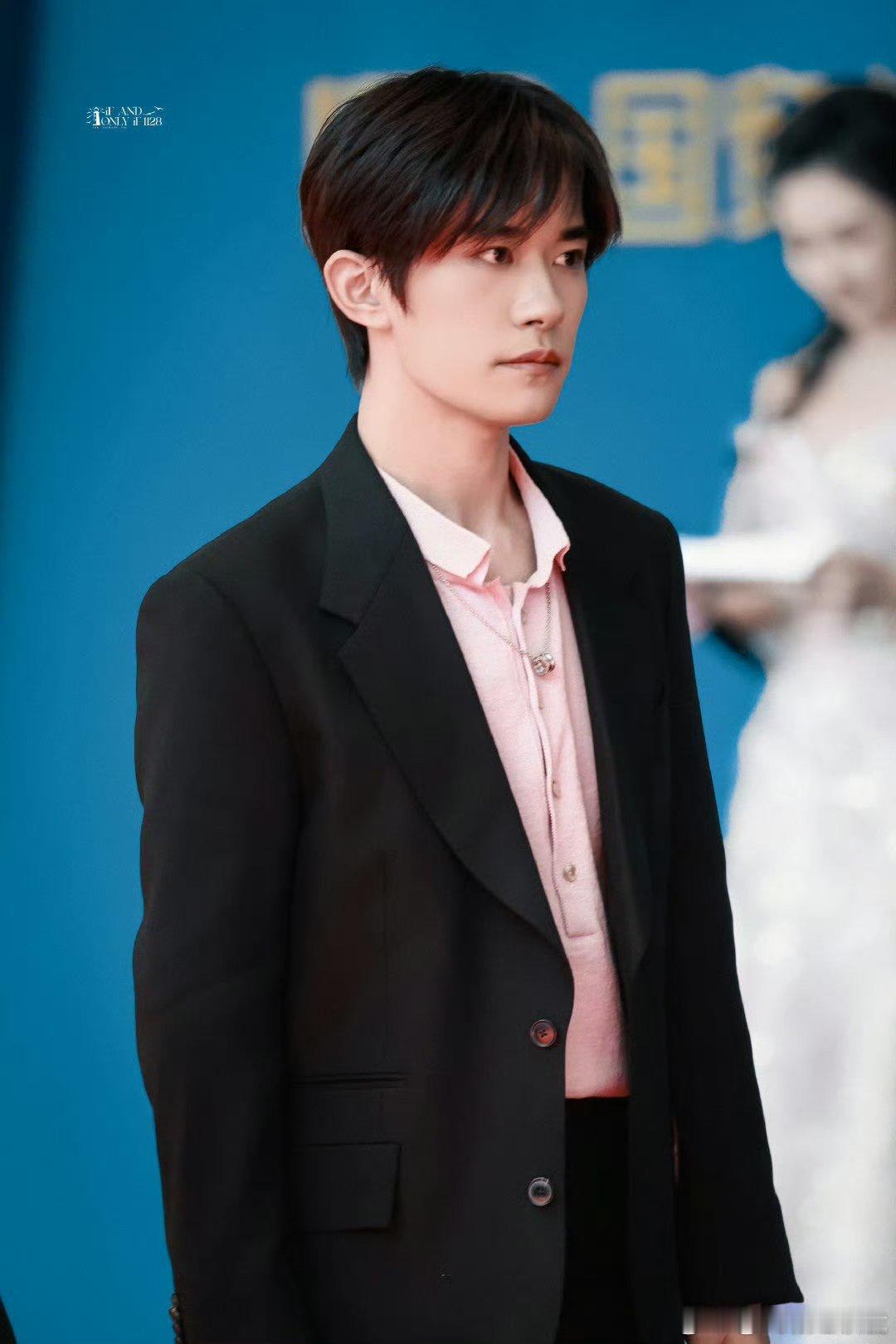 这笑容太有魔力了！卸下角色的他笑起来软乎乎的，干净又纯粹，像小太阳一样驱散坏情绪