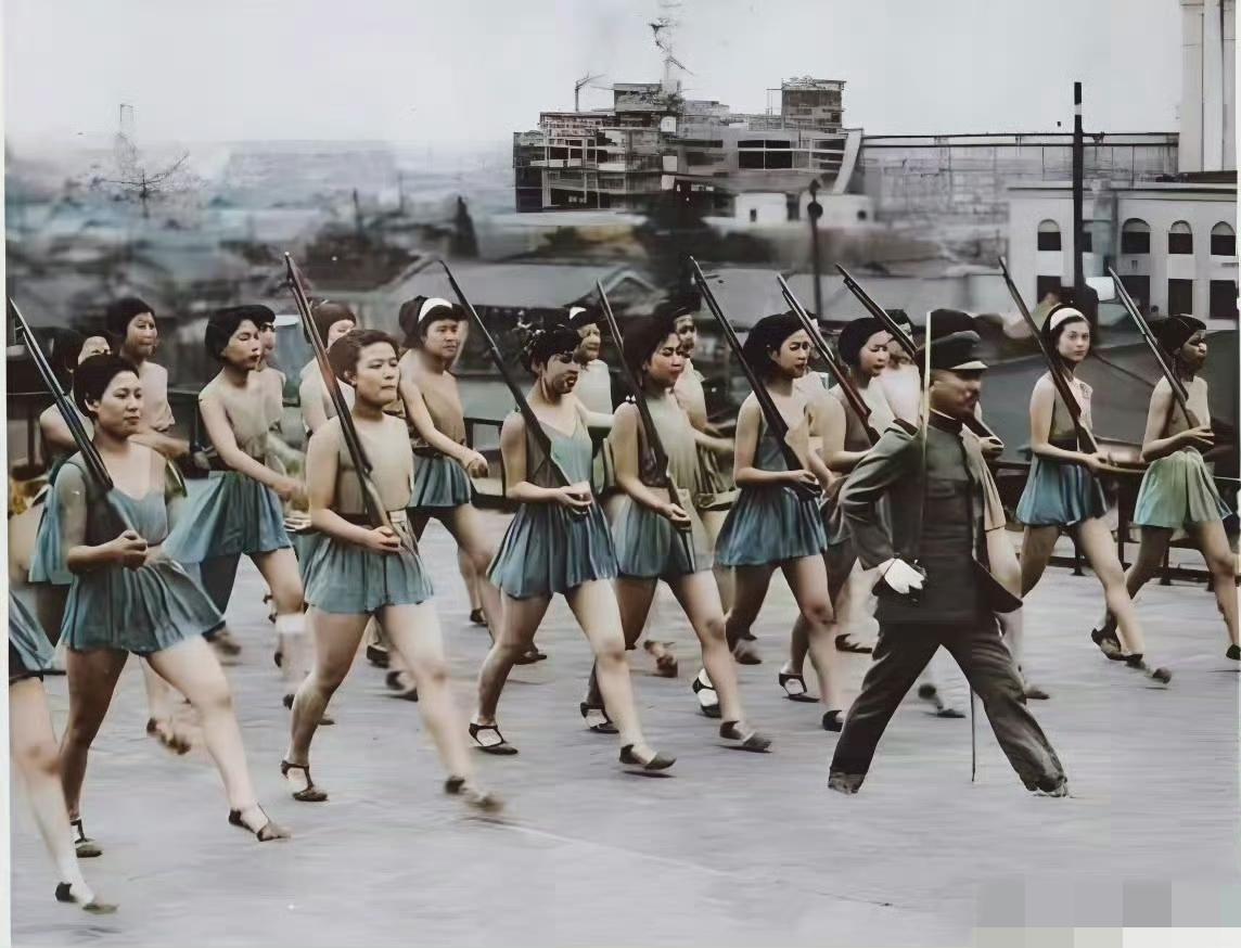 二战日本最荒诞一幕：舞女变“女兵”，手持步枪接受检阅

这张罕见的老照片，揭开了
