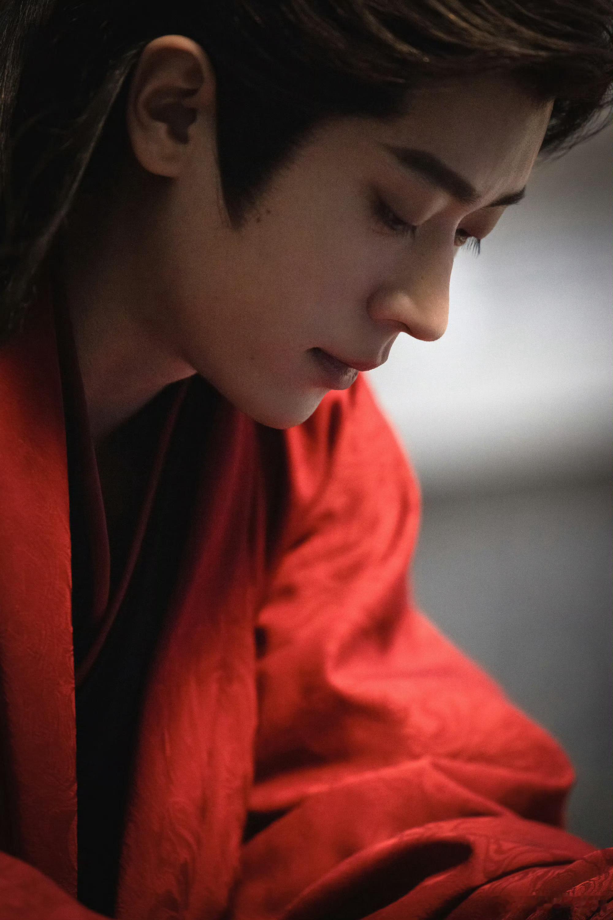 丞磊睫毛精丞磊这睫毛真的绝了，自带天然眼线，怎么长得这么帅啊，让人很心动啊 