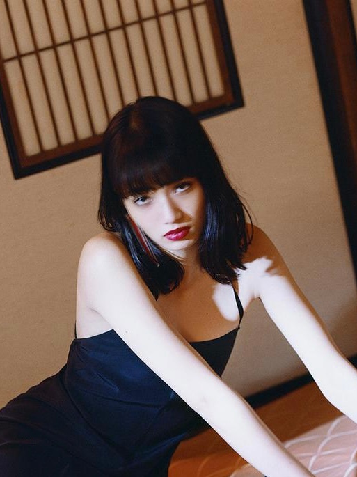 2016年，小松菜奈为《Purple》杂志拍摄的一幅写真。 ​​​