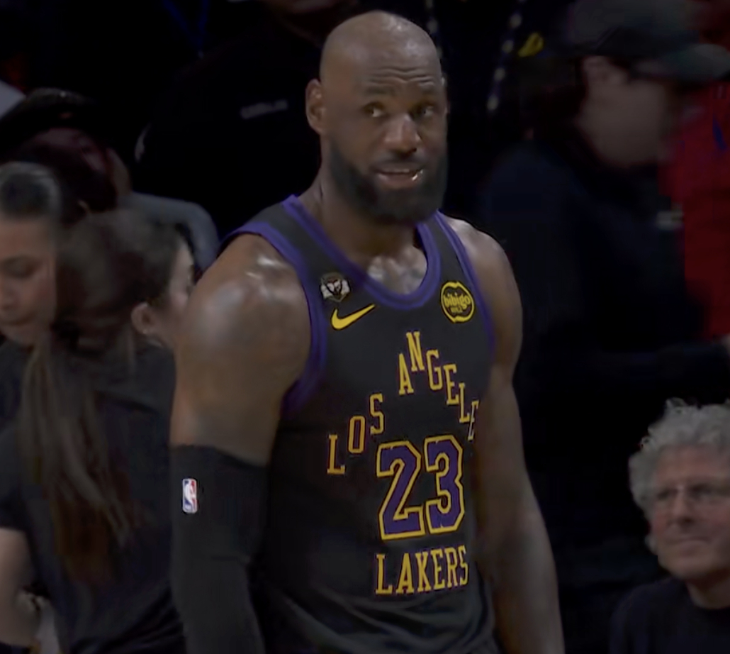 如何评价？半场的詹姆斯：8投6中 三分球3中1 罚球4中316分4篮板3助攻2失