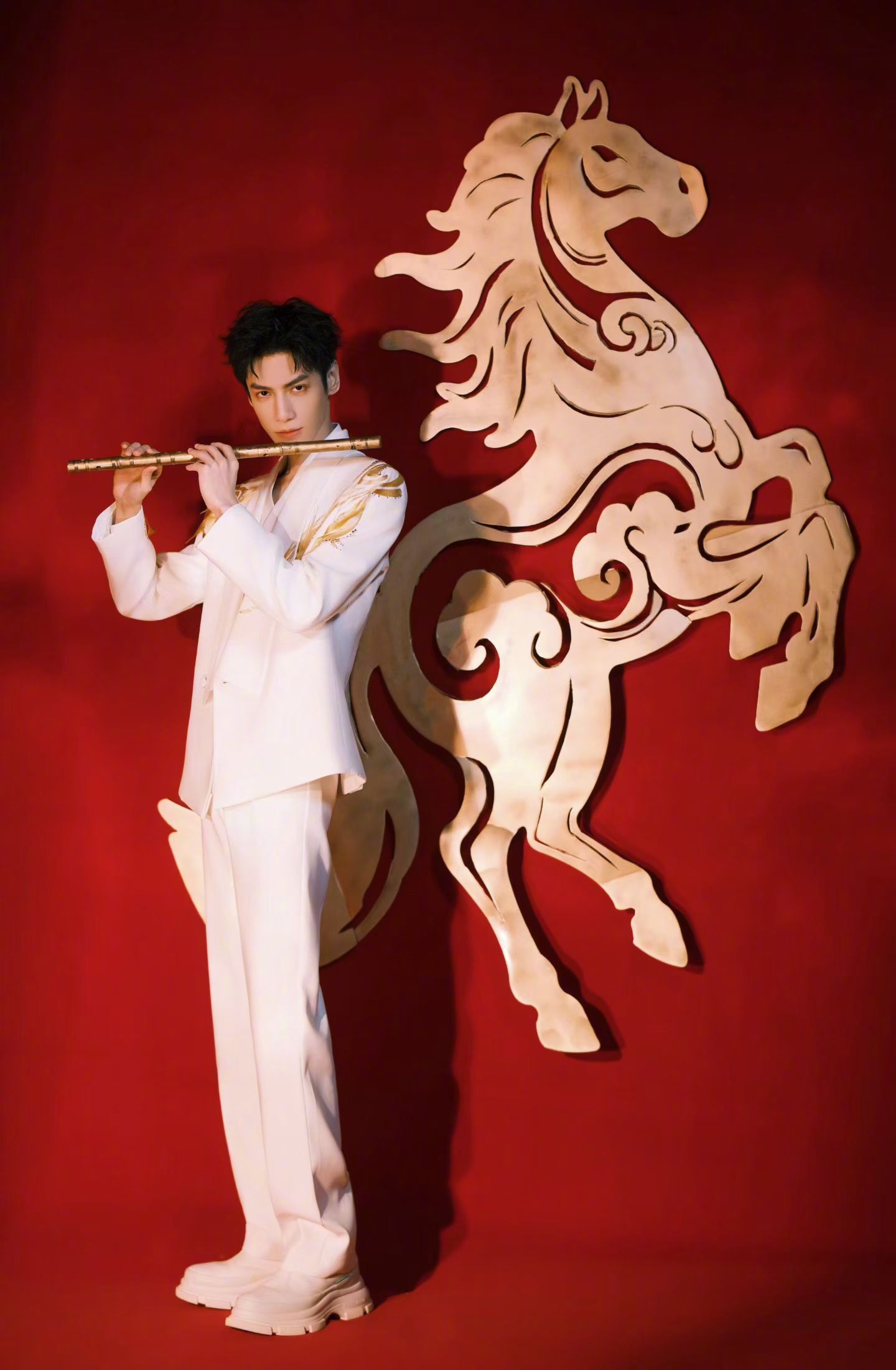 罗云熙第一次上央视春晚 原来今年马年春晚是罗云熙的第一次央视春晚舞台！预祝演出圆