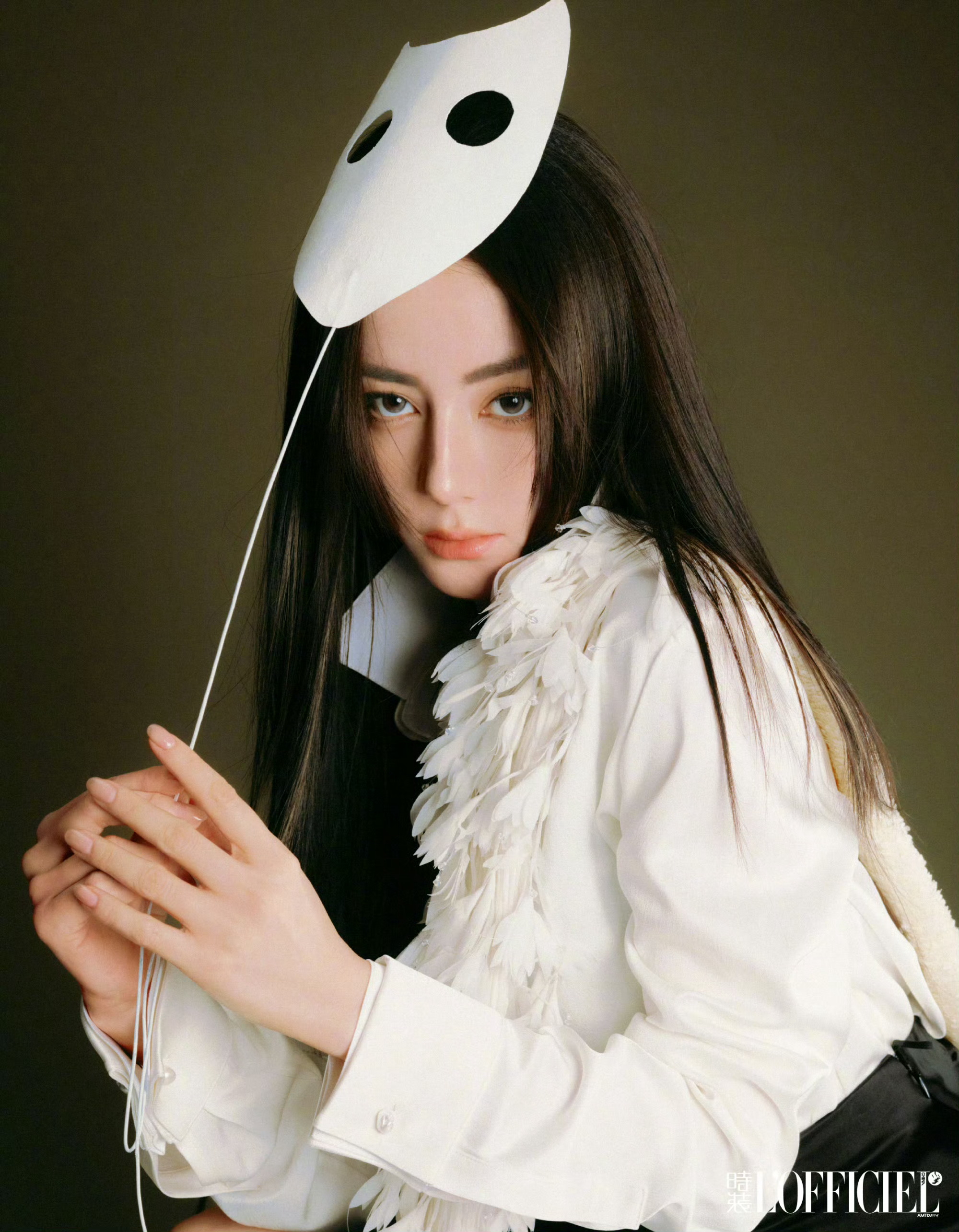迪丽热巴  时装 L'OFFICIEL 十月刊封面大片，穿着Dior坐镇银十，明