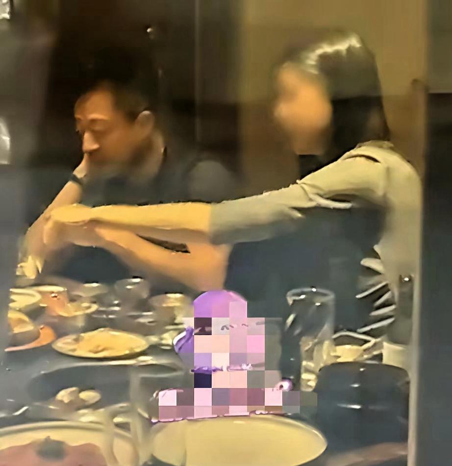 10月16日，一位博主在外偶遇汪小菲与好友围坐烤肉聚餐，镜头捕捉到的一幕，迅速在