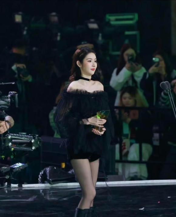 王玉雯这身穿搭，黑丝搭配靴子真好看。