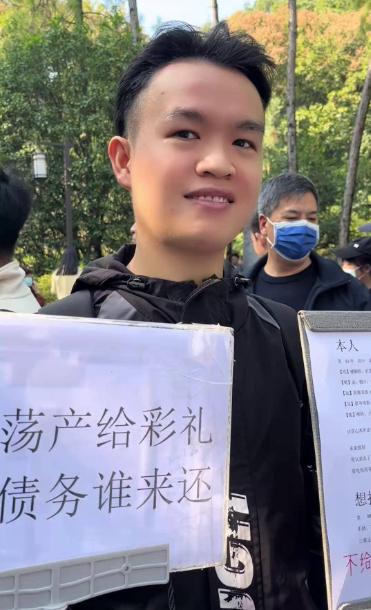 小哥现身杭州相亲角举牌吐槽，一句话直接戳破现实痛点：掏空家底借钱凑高额彩礼，婚后
